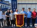 陽(yáng)光下的守護(hù)｜錦旗映初心！隨州公安民警助失散18年家庭團(tuán)圓