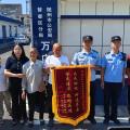 陽光下的守護｜錦旗映初心！隨州公安民警助失散18年家庭團圓