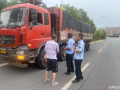 路警聯(lián)動(dòng)嚴(yán)查超限，G107線違法車輛落網(wǎng)