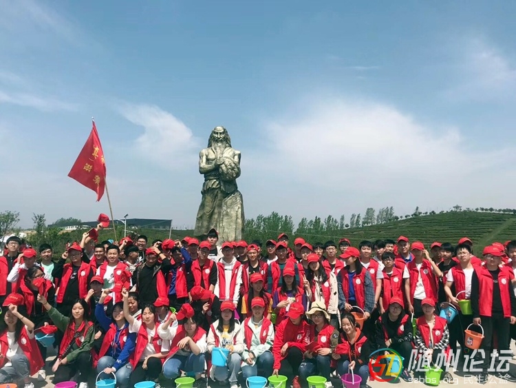 神農(nóng)廣場合影.jpg