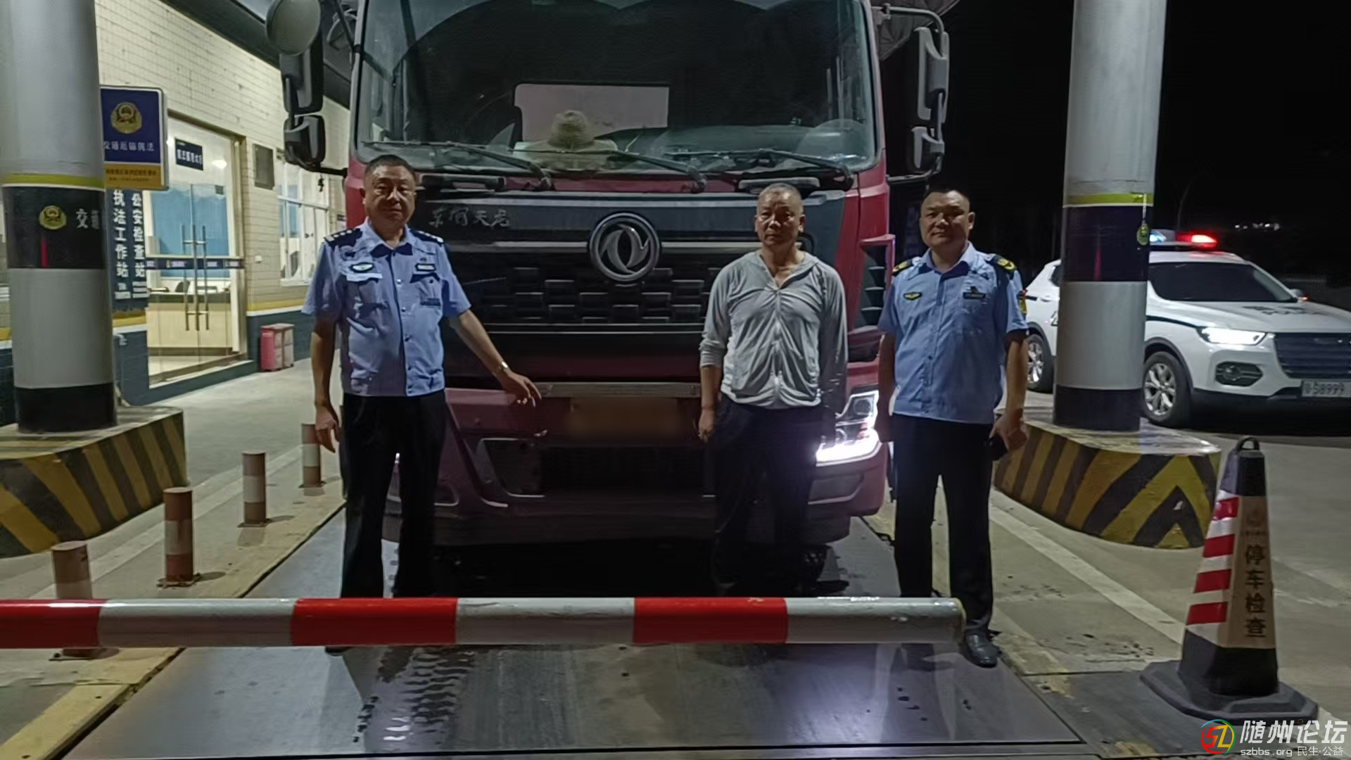 隨州市交通運輸綜合執(zhí)法支隊 交通交警聯(lián)動出擊  深夜圍剿“百噸王”